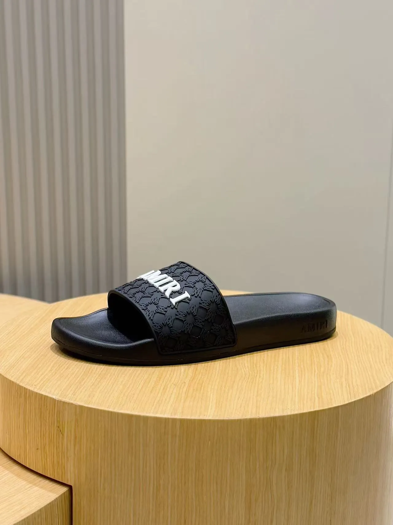 [AMIRI* Emil] P: 300💰 Size: 39-45 Official website new original 1:1 AMIRI* Emil classic men's slippers, high-end boutique, original material, TPU upper, foam bottom, fine workmanship, casual, loose and comfortable, a must-have in summer.